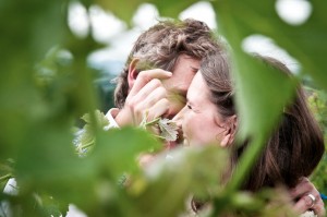 Bride and Groom Kissing. Mahurangi River Winery and Restaurant Warkworth, Auckland, nz new zealand . professional photographer anais chaine.