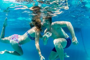 Couple kissing underwater in Fiji by Anais Photography