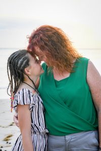Mum and daughter touch noses at family photoshoot in Fiji