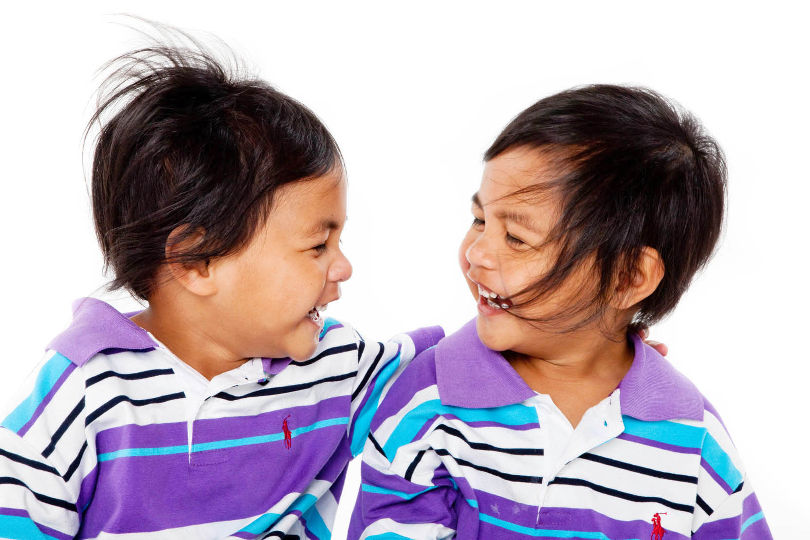 Portrait of twins laughing and looking at eachothers professional studio photography by Anais Chaine in Auckland Ponsonby New Zealand