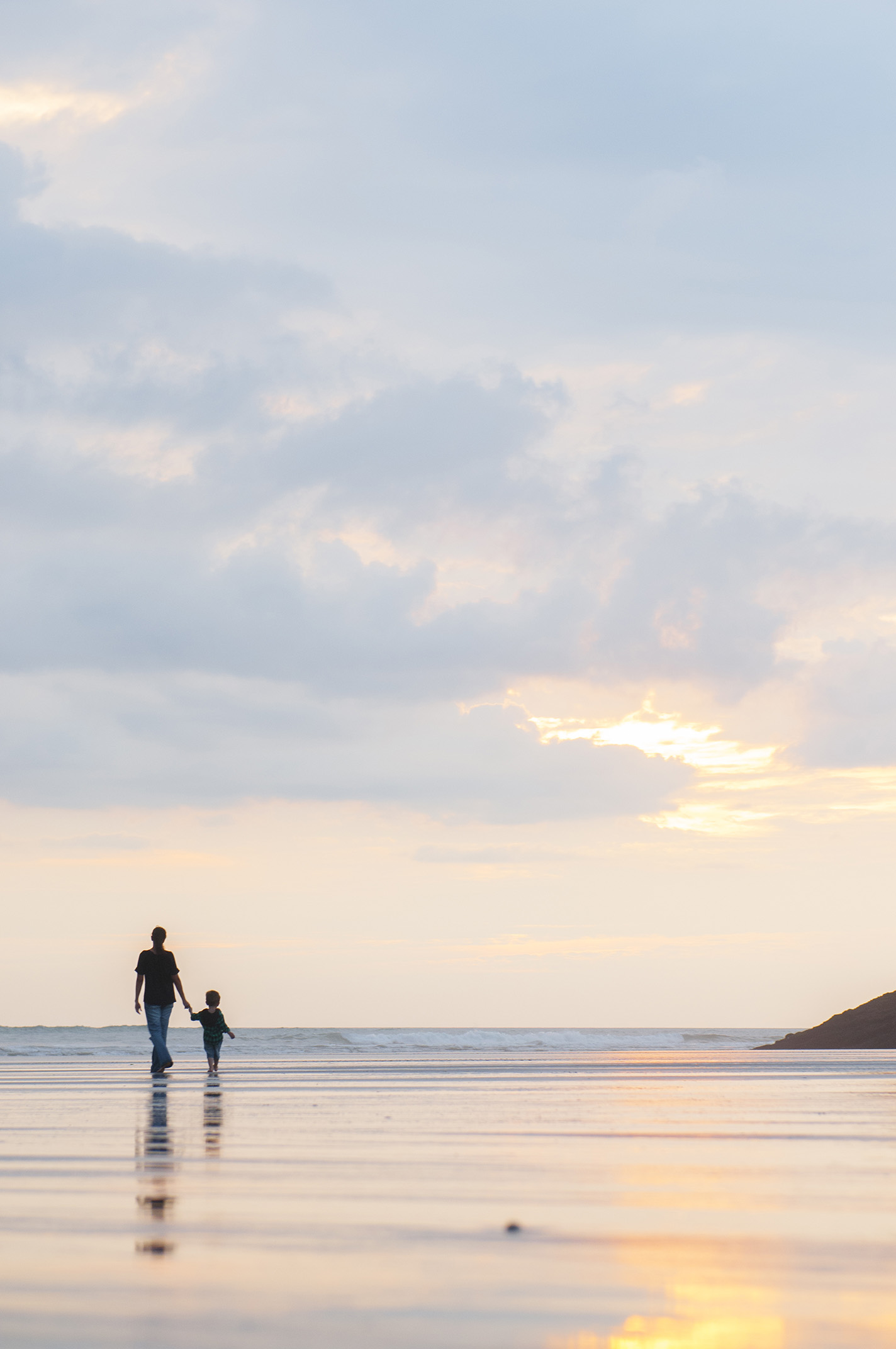 Sunset Bethells beach, mum and child little boy photoshoot by Anais Photography, Auckland