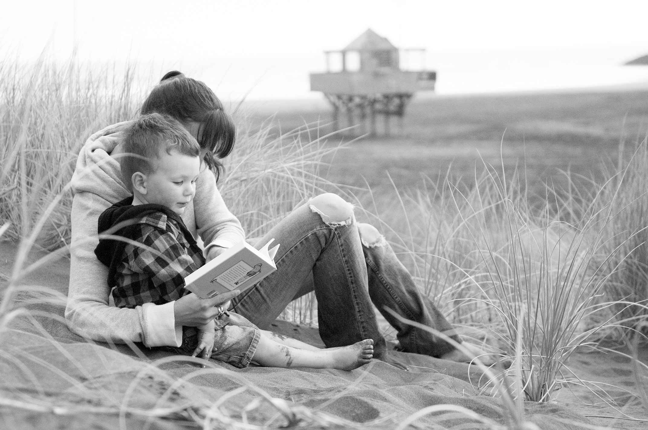 Reading Bethells beach, mum and child little boy photoshoot by Anais Photography, Auckland