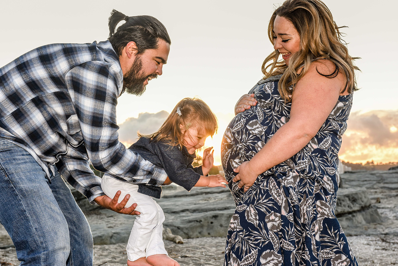 pregnant woman by the beach auckland mission bay by anais chaine photography