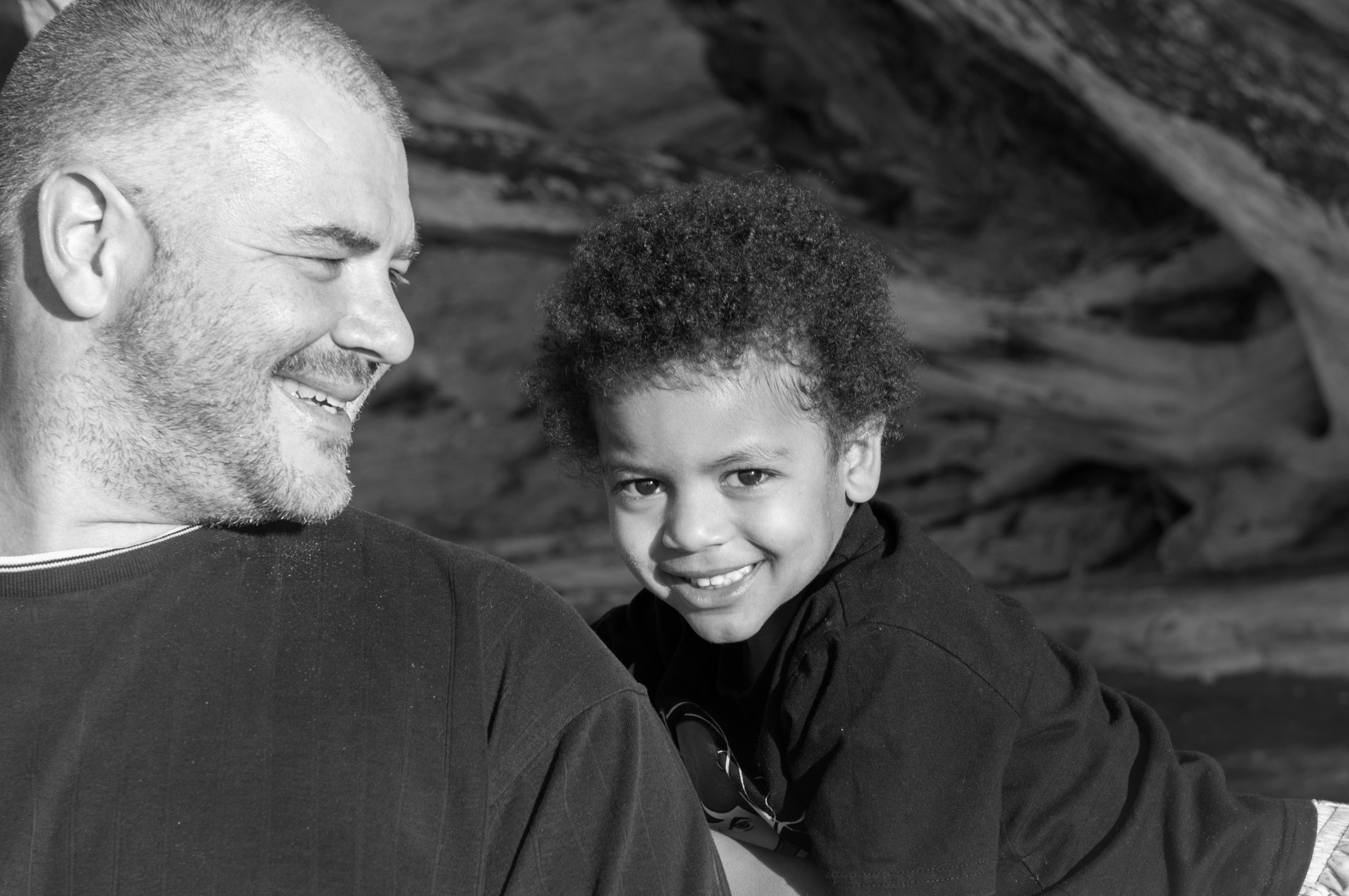 Dad and his young boy father and son complicity professional portrait by Anais Chaine Auckland photographer in Shakespeare Bay, New Zealand