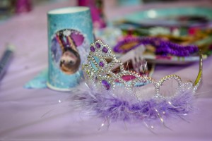Birthday decoration : princess crown and cups with frozen cartoon