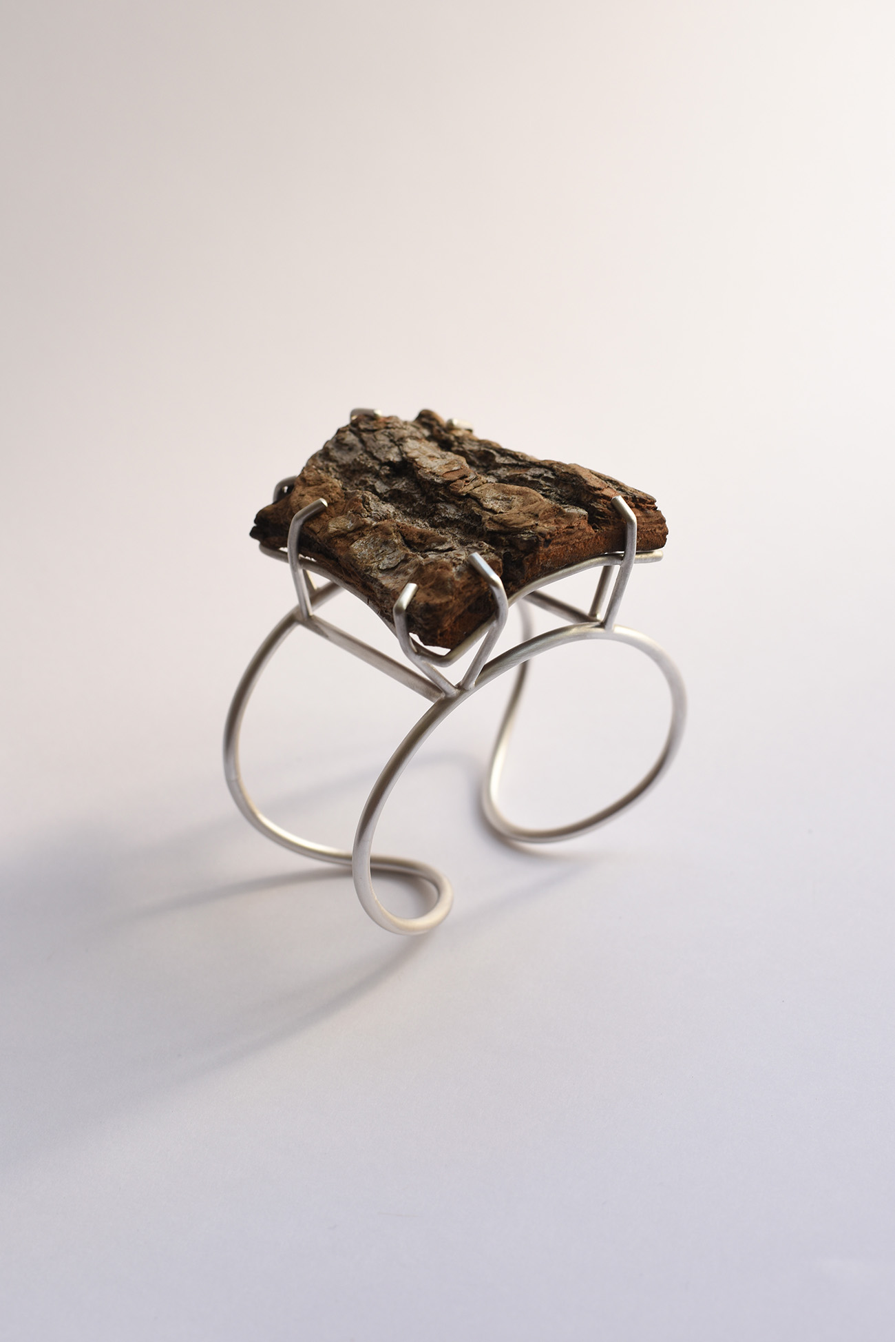 Force of nature, pine wood bark and silver bracelet by Laura Guitte