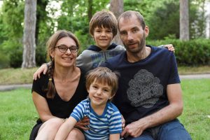 portrait de famille a Lyon avec les parents et les enfants