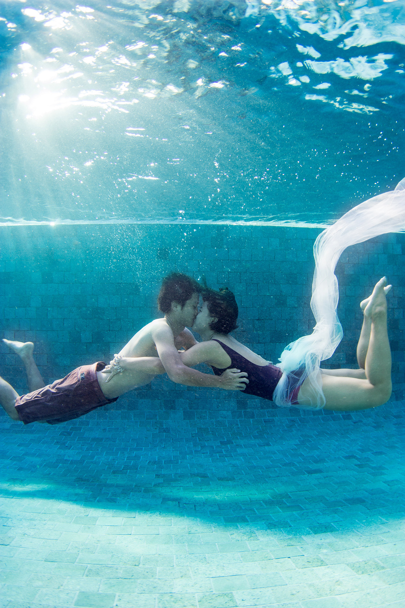 couple kissing underwater in Fiji by Anais Photography