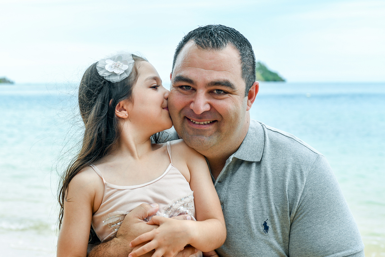 Daughter kisses dad in family photoshoot Malolo Island Resort Fiji