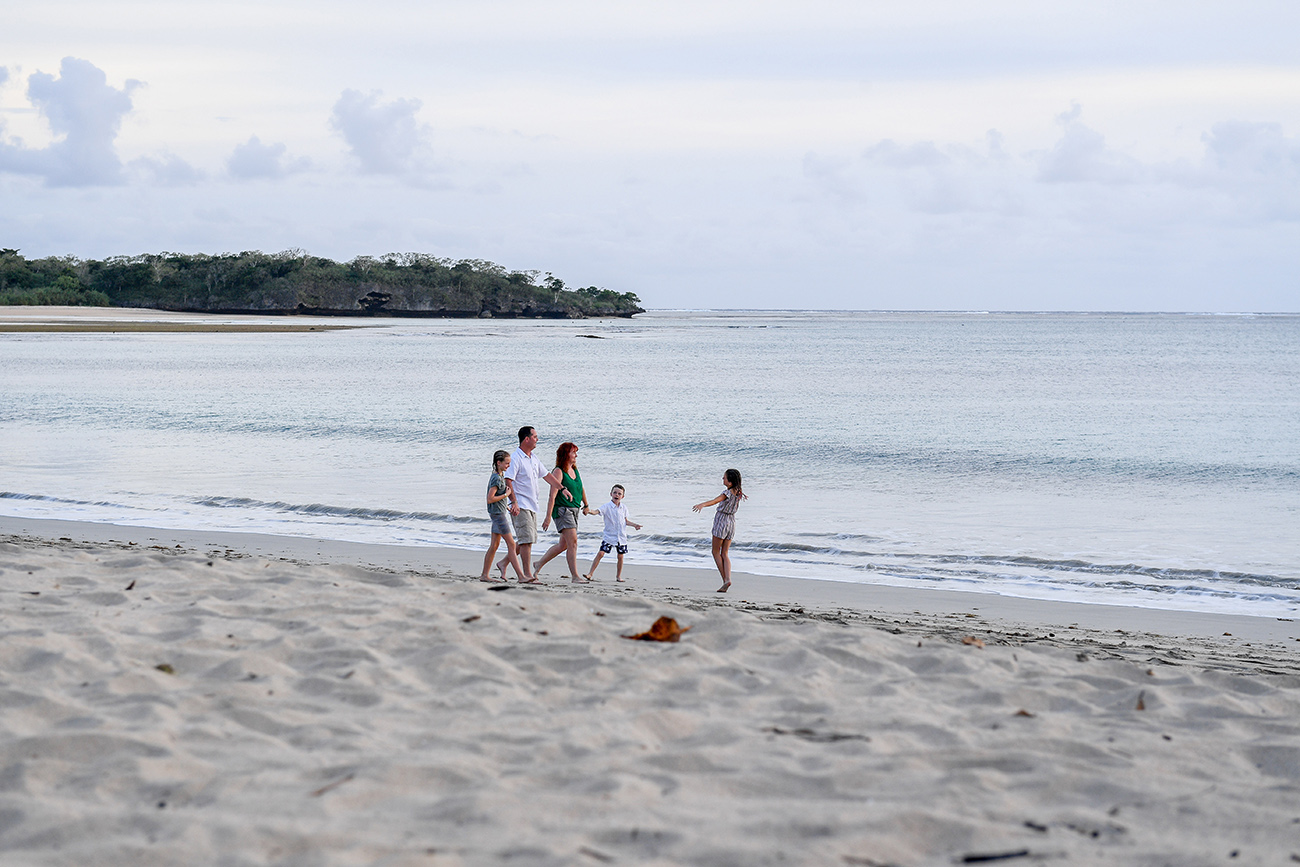 Wideshot of Family playing on the beach in Fiji family photoshoot