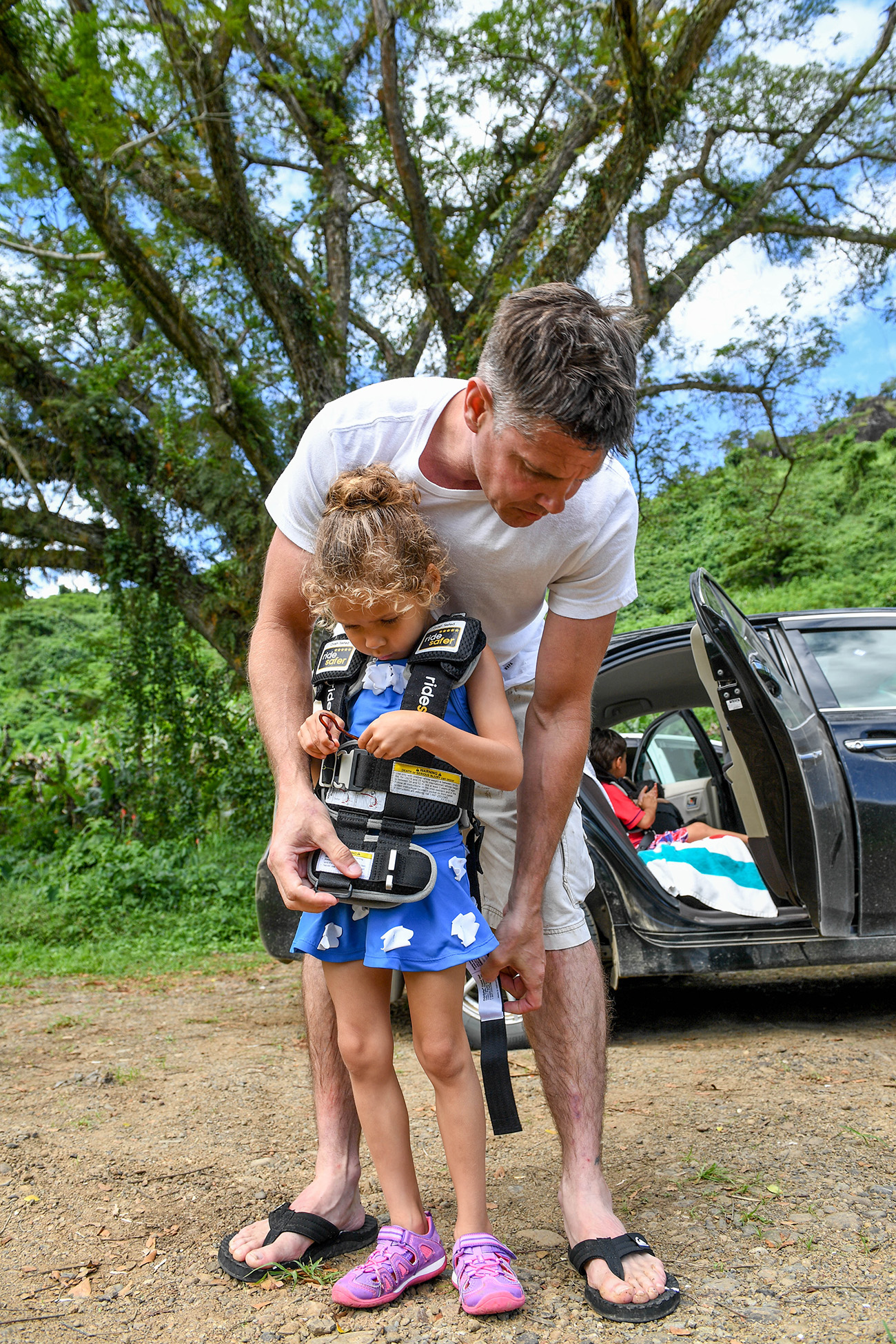 Dad puts carseat on daughter in Fiji